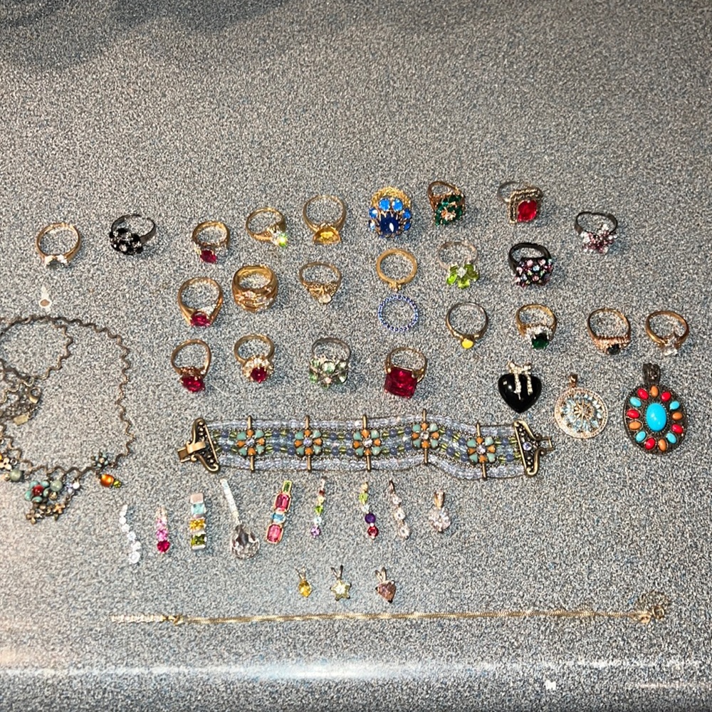 Lot of Costume Jewelry Rings pendants